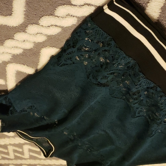 Fabletics - Long sleeve lace top in a dark teal or forest green color size large - Picture 5 of 6